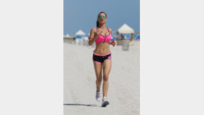 [화보] 伊 여배우, 조깅하던 중 가슴 노출한 채 물놀이