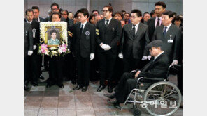 JP, 영정 어루만지며 말없는 이별