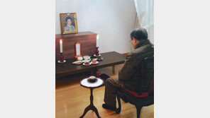 아내 영정만 하염없이 바라보는 JP