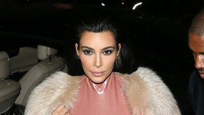 [화보] 킴 카다시안, 핑크색 원피스로 뽐낸 육감적 몸매