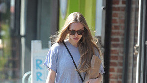 [화보] 아만다 사이프리드, 할리우드 여배우의 소탈한 모습 포착