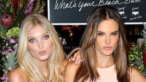 [화보] 빅토리아 시크릿 모델, 입술 쭉 내민 채 유혹