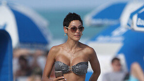 [화보] 니콜 머피, 건강미 넘치는 구릿빛 비키니 몸매