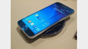 갤럭시S6 공개, 선 연결 필요 없이 충전대 위에 올려놓기만 하면 끝