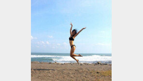 ‘감각남녀’ 출연 확정 윤진서, 모래사장서 검은 비키니 입은 채 점프…‘완벽한 바디 라인’