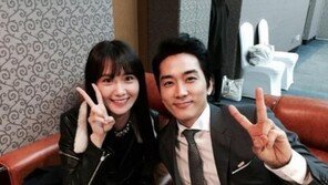 ‘모범납세자 선정’ 송승헌-윤아, 대통령 표창 수상하고 브이(V) 포즈로 ‘찰칵’…그 모습은?