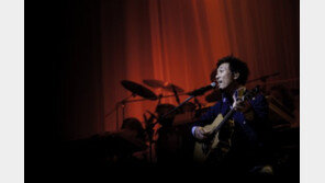 이문세, 4월 15집 발표하고 극장투어 나선다