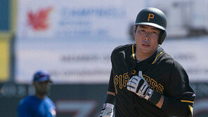 [화보] 강정호, 메이저리그 진출 후 첫 시험경기서 홈런… ‘Z’ 세리머니 선보여