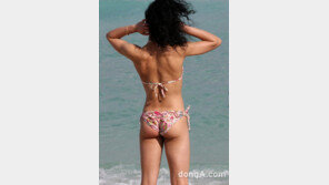 로버트 패틴슨 약혼녀 트위그스, 섹시 뒤태… 숨막히네!