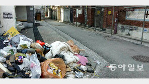 안전막 없이 깨고 부수고… 쓰레기山, 재개발구역 주민 “목숨 걸고 다닐판”