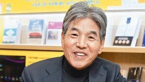 박범신 소설가 “마음은 색동옷 입고 있는데 몸이 늙어가니 슬프죠, 허허” 