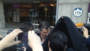 리퍼트 美대사, 현재 수술 중… 목격자 “식사 때 용의자 접근, 3초 만에 공격”