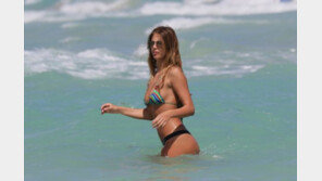 [화보] 멜리사 카스타뇰리, 탄력 넘치는 S라인 비키니 몸매
