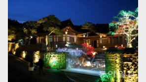 [화보] 1,000만개의 LED조명으로 형형색색 물들은 한옥마을