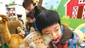 “실물 크기 동물인형 신기해요”