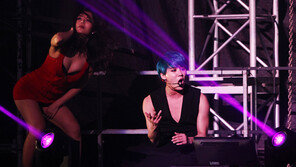 꽃이 된 김준수…화려함으로 매혹하다