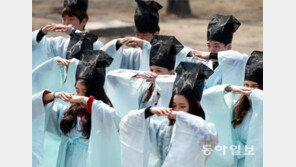 조선 유생들처럼… 성균관대 전통 신입생 환영회