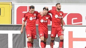 손흥민 멀티골 ‘작렬’… 상대편 수비 칭찬하는 여유 있는 모습 보여