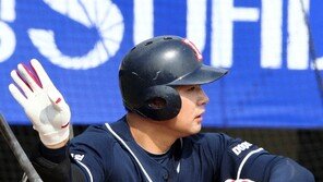 1루수 변신 성공 김재환, 두산 주포 노린다