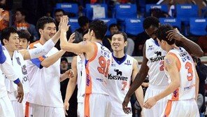 ‘3점슛만 14개’ 대폭발, 전자랜드 1차전 잡았다