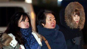 꽃샘추위에 웅크린 행인들