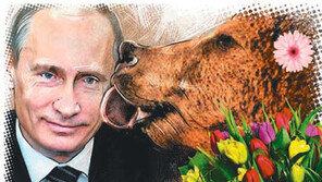 푸틴 뺨 핥는 암컷 곰… 러 ‘여성의 날’ 이벤트