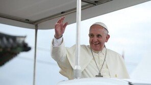 ‘교황 생명은 하느님 손에’, 이슬람 테러단체 위협에도 ‘미소’
