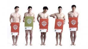 강원FC, 선수단 누드포스터 공개…스킨십마케팅 시동