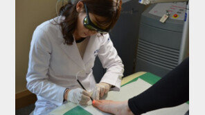 [트러블 없는 피부관리 노하우] 핀포인트 풋레이저, 발톱무좀 재발 걱정없어