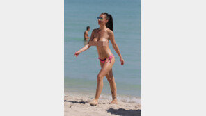 [화보] 프리실라 살레르노, 가슴 노출한 채 일광욕