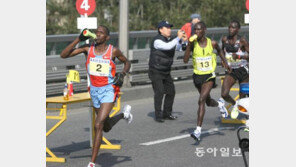 마라톤 선수들, 달리는 중간중간 이온음료 마시는 이유는?