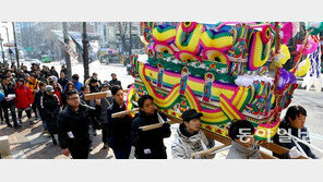 상여 멘 연극인들 “28년 역사 ‘대학로극장’ 살려주세요”