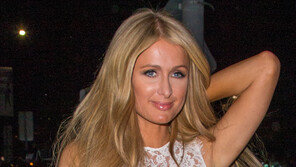 [화보] 패리스 힐튼, 시스루 드레스로 뽐낸 늘씬한 S라인