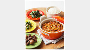 [우먼 동아일보 TV] 봄날의 레시피 '해물 강된장' 푸드 스타일리스트 김현학이 제안하는 르크루제 헤리티지 미니 무쇠 냄비 요리