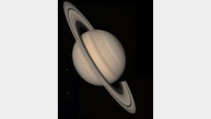 토성 위성에서 온천 발견, 엔켈라두스에서 열수(熱水) 활동이?…외계 생명체도?