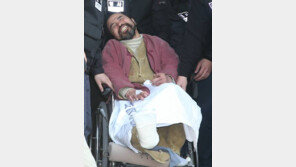 김기종 퇴원…휠체어타고 묵묵부답