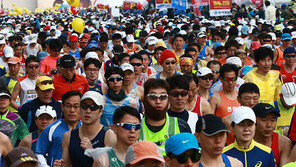[화보] 서울국제마라톤 개최…서울 도심 일부구간 ‘교통통제’