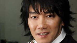 가수 김장훈 벌금 100만원 선고… “공황장애로 불안해 기내 흡연” 진술