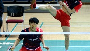 [포토] ‘전국봄철종별 배드민턴리그전’ 유연성, 상대 향한 스매싱 공격
