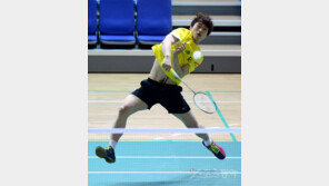 [포토] ‘전국봄철종별 배드민턴리그전’ 홍지훈, 단식경기서 스매싱 공격