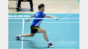 [포토] ‘전국봄철종별 배드민턴리그전’ 김민기, 공에 시선을 끝까지