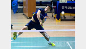 [포토] ‘전국봄철종별 배드민턴리그전’ 정훈민, 힘을 실어서 강력한 공격