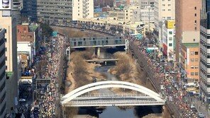 동아마라톤, 청계천 구간의 이점… “좁은 청계천 구간 레이스 집중 도움”