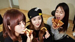 홍진영, 데뷔앞둔 후배 ‘디아크’와 유쾌한 ‘수다’