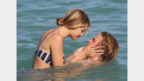 [화보] 할리우드 커플, 물놀이 중 뜨거운 애정행각