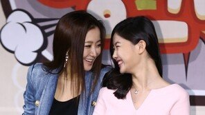 김희선·김유정, ‘비주얼 모녀’ 탄생… ‘웃을 때도 바라보며~’