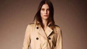 [Q매거진]트렌치코트에 레더 토트백… 봄 햇살처럼 빛나는 신부