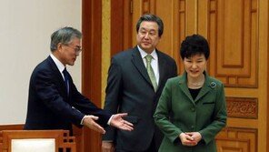 靑 "근거없는 위기론 경제활성화에 역행"...文 "경제 실패론"에 반박