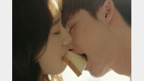 이종석 박신혜, 입막음 키스신..."손바닥 방향까지 디테일하게 설정돼 있었다"