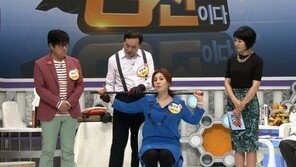 ‘나는 몸신…’ 틀어진 척추 통증, 막대기 하나로 잠재운다?